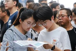 ?好老板！赛后鲍尔默在球员通道等哈登一起走